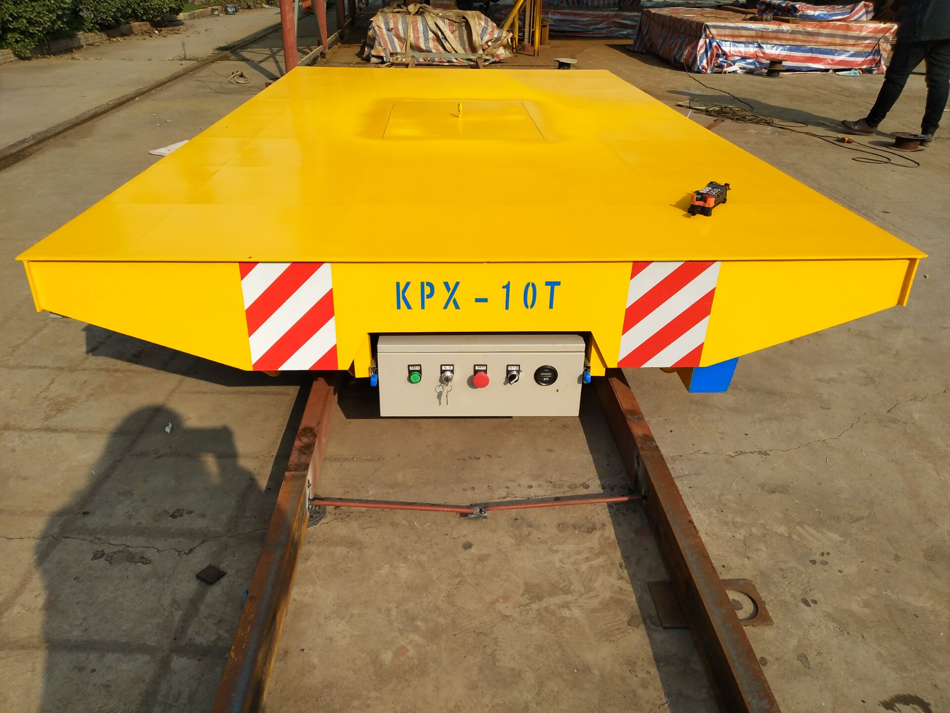 對電動(dòng)平車(chē)電池外形定期的進(jìn)行檢查