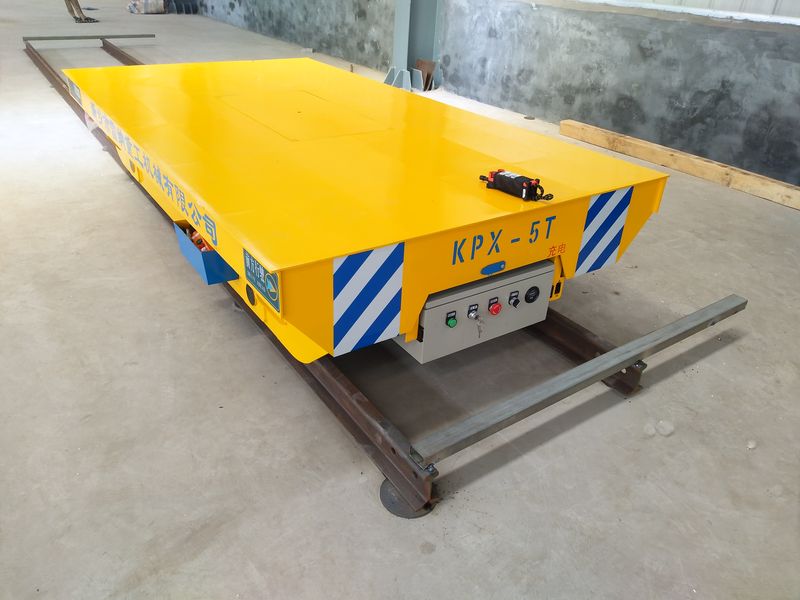 在電動(dòng)平車(chē)的中間部位，載荷分布要均均